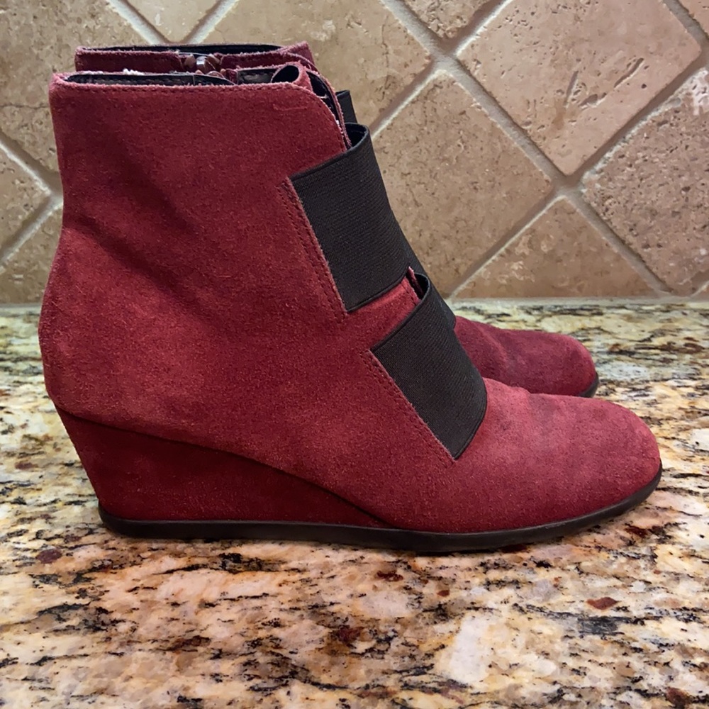 Aerosoles Heelrest Get Fit Suede Wedge Booties Size 5